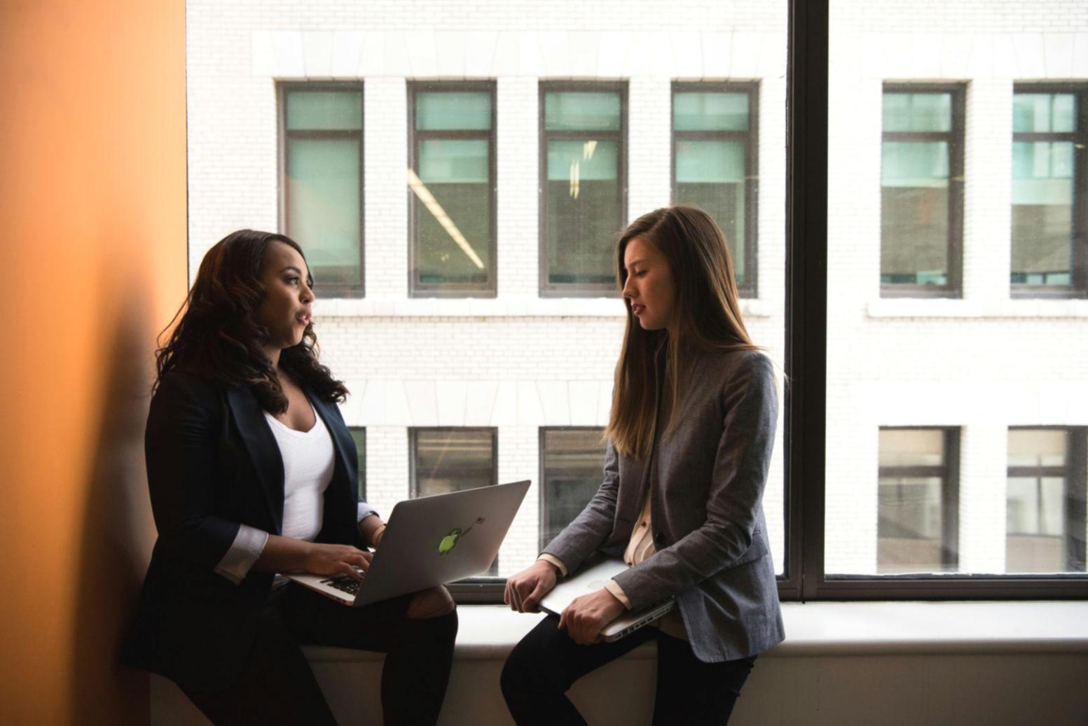 Equipo de profesionales colaborando en estrategias financieras